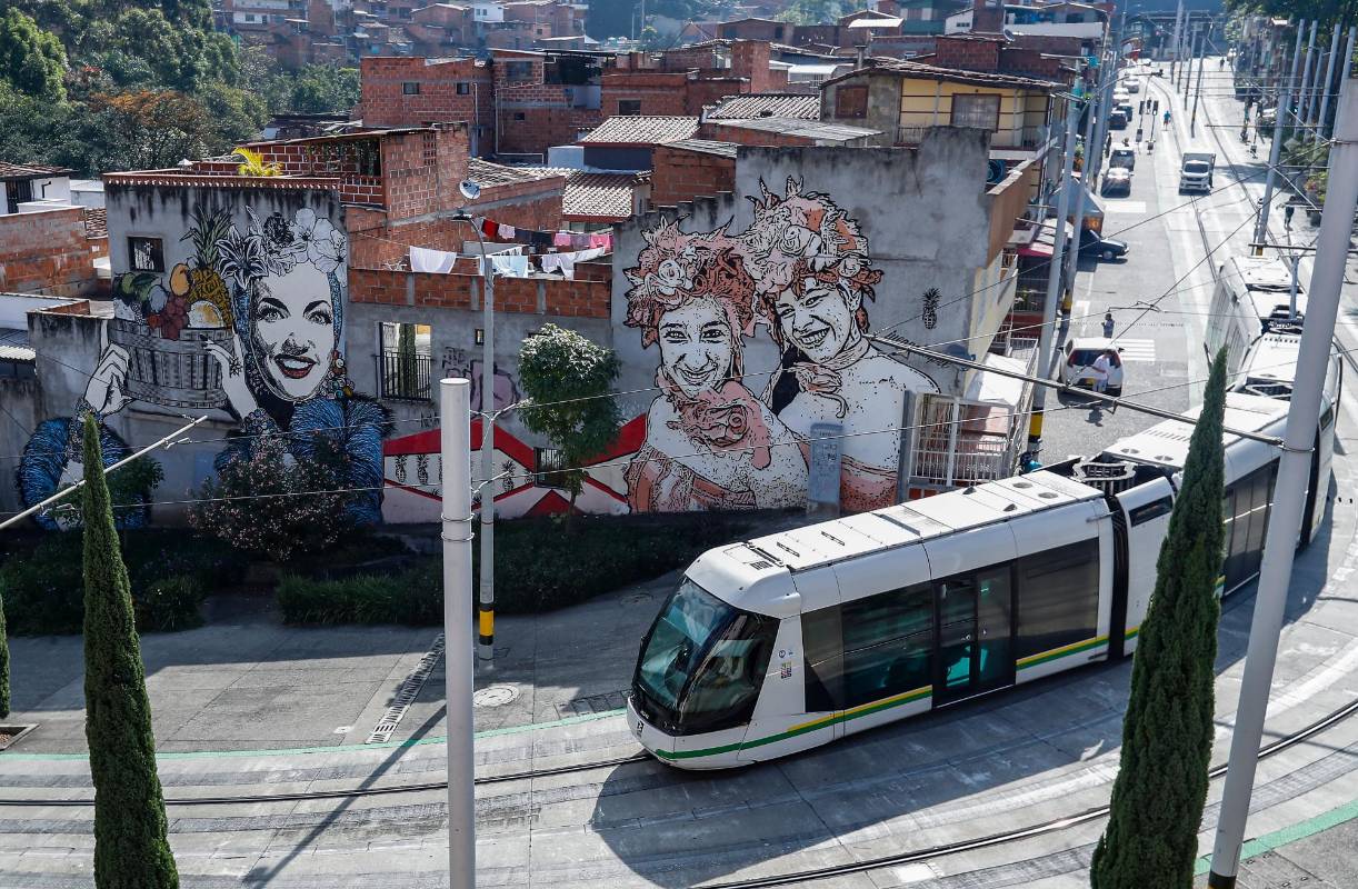 La propuesta de la empresa es que locales y turistas visiten y aprecien los murales que adornan al sistema. FOTO: Manuel Saldarriaga