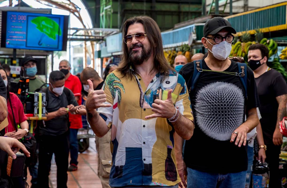 En la plaza de mercado no daban crédito a la sorpresa de ver a Juanes, uno de los intérpretes colombianos más queridos y de mayor reconocimiento mundial. Foto Juan Antonio Sánchez Ocampo