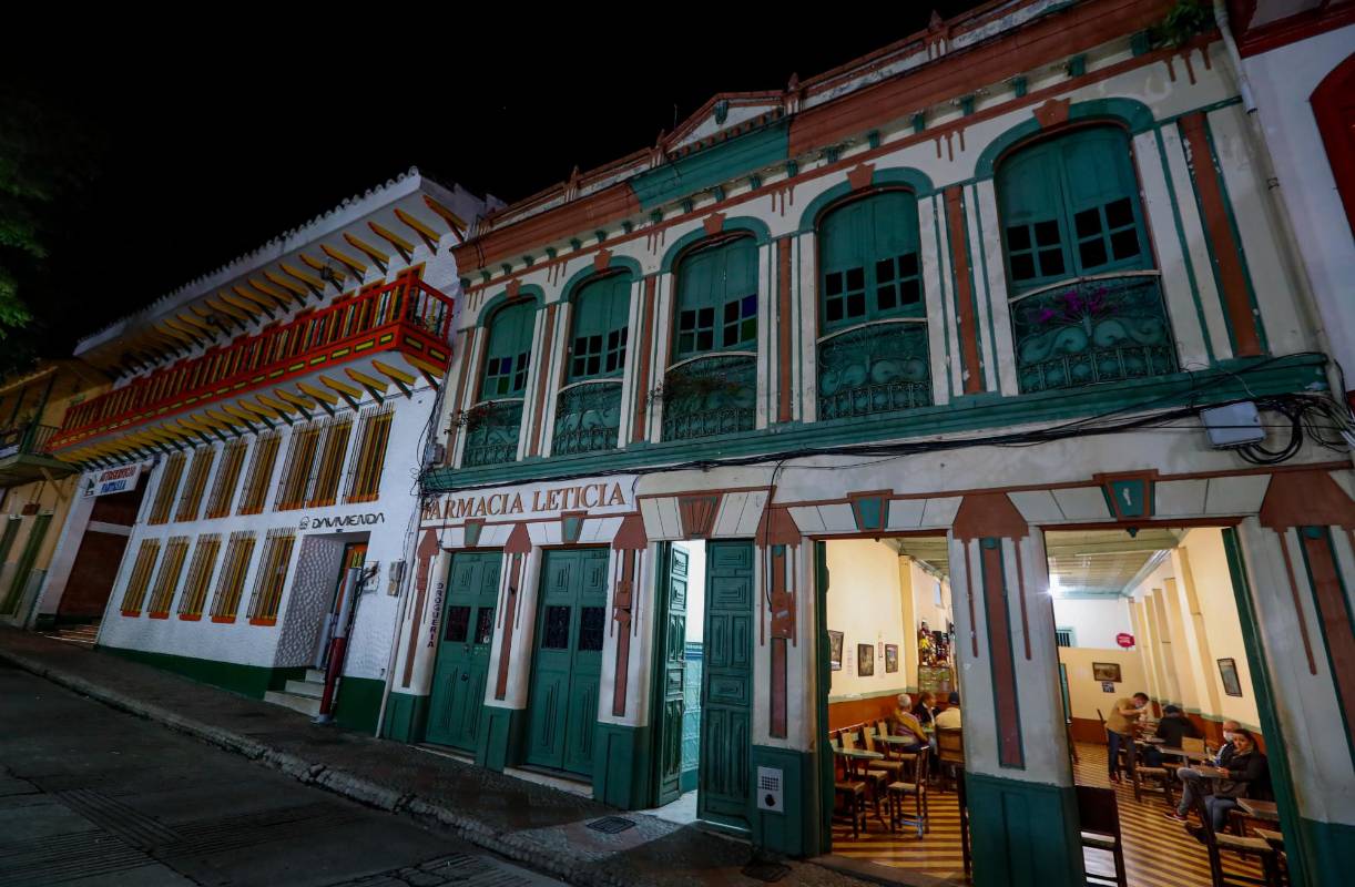 Casas con balcones de madera y muchos colores, son la nota predominante a lo largo y ancho de sus calles. Foto: Manuel Saldarriaga Quintero.