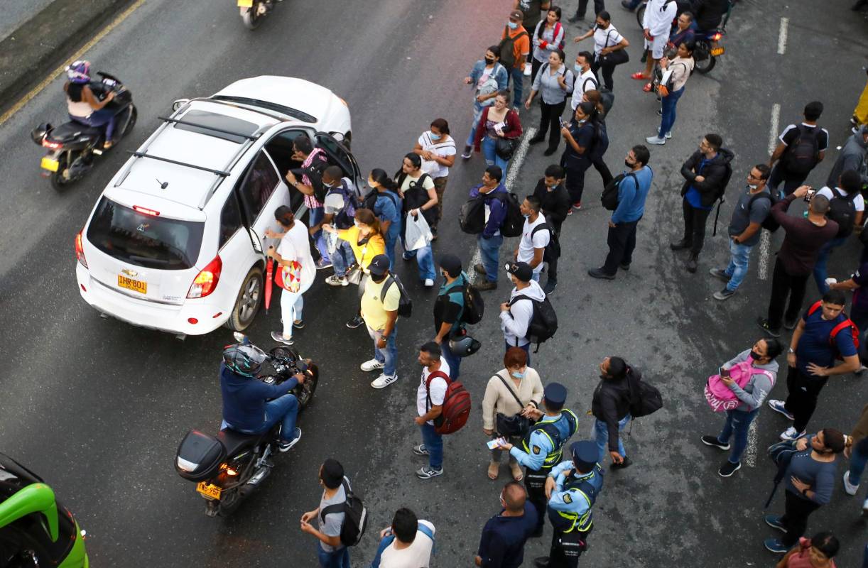 Las personas tratan de abordar cualquier medio de transporte en las autopista norte por el sector de la terminal del Norte Foto: Edwin Bustamante 