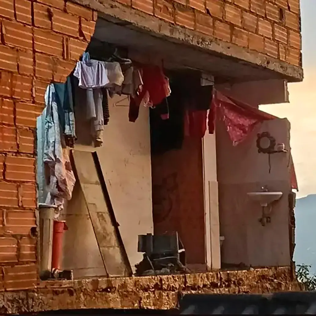 El colapso de este muro en el barrio Manrique Las Granjas provocó la muerte del niño Sebastián Jesús Valencia Valencia, de 5 años. FOTO: <b>CORTESÍA</b>