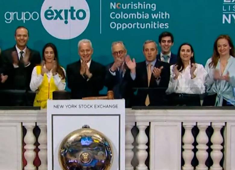 La semana pasada directivos de Grupo Éxito realizaron el toque de campana en la Bolsa de Valores de New York. FOTO cortesía
