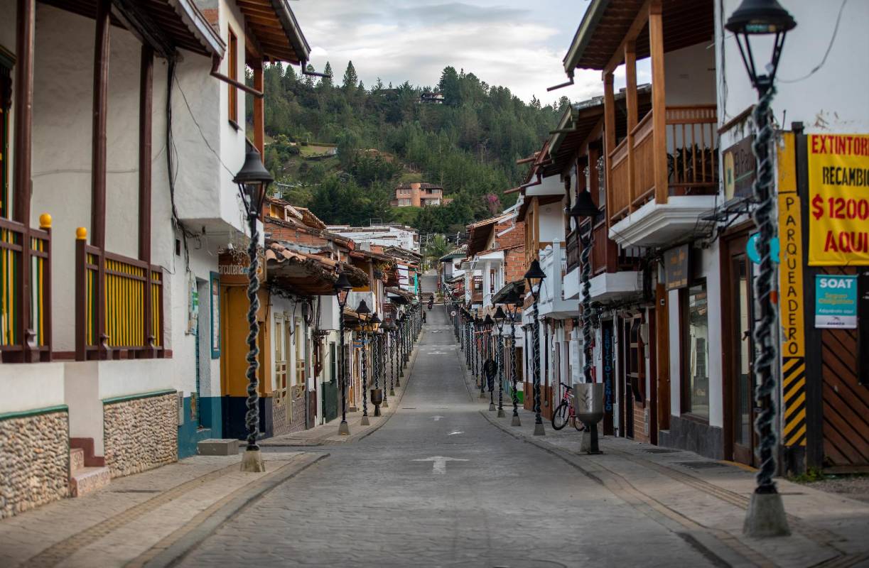 Calles vacías por el toque de queda en El Retiro. Foto: Camilo Suárez