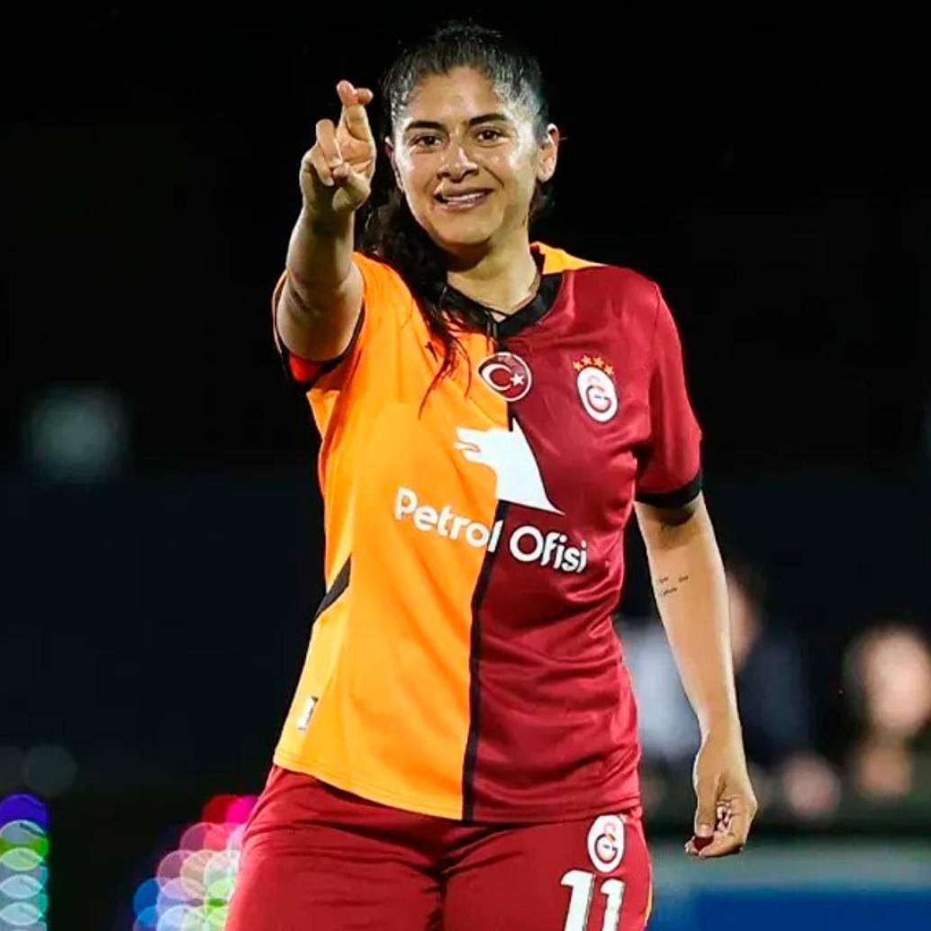 Catalina Usme celebrando uno de los dos goles que marcó con el Galatasaray durante su paso por ese equipo de Turquía. FOTO TOMADA @kadinfutbolGS