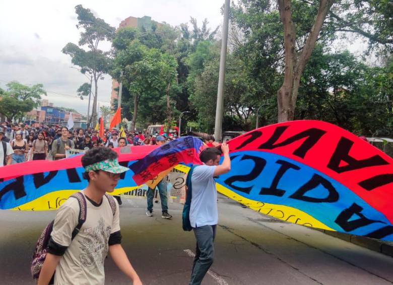 Disturbios a las afueras de la U.deA. rompen con la calma de las movilizaciones por el Paro Nacional 