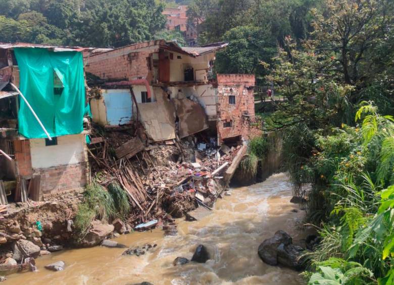 Las viviendas colapsaron al paso de la quebrada Santa Elena y se cayeron en dos etapas. FOTO: Manuel Saldarriaga