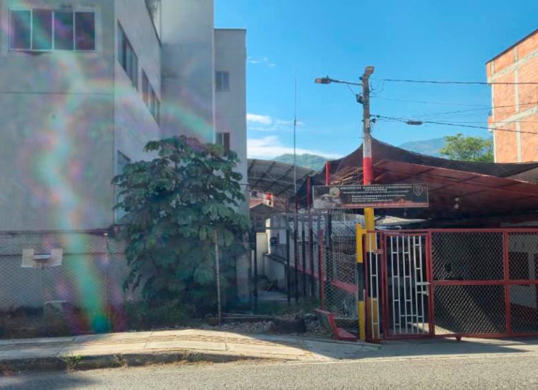 Al lado de la fallida estructura de la Alcaldía está la estación de bomberos, que ahora estaría en riesgo. FOTO: CORTESÍA BOMBEROS LA PINTADA