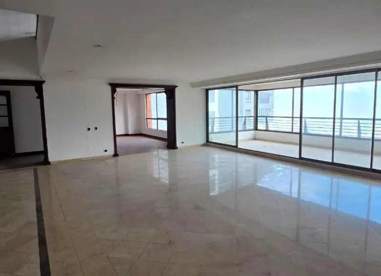 El apartamento goza de amplias zonas internas y externas. Incluso tiene jacuzzi. FOTO: CORTESÍA SAE