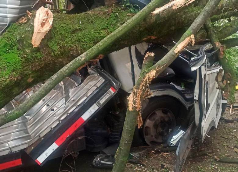 Así quedó el camión tras el accidente. FOTO: Cortesía Denuncias Antioquia