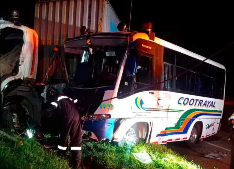 La colisión comprometió a un bus de servicio público y un tractocamión. FOTO CORTESÍA