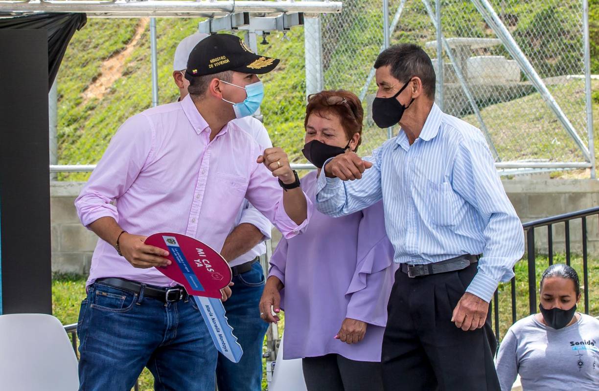 El ministro de Vivienda, Jonathan Malagón, encabezó en el municipio de Bello la entrega de subsidios dirigidos a familias que intentan comprar casa nueva. Foto Juan Antonio Sánchez Ocampo