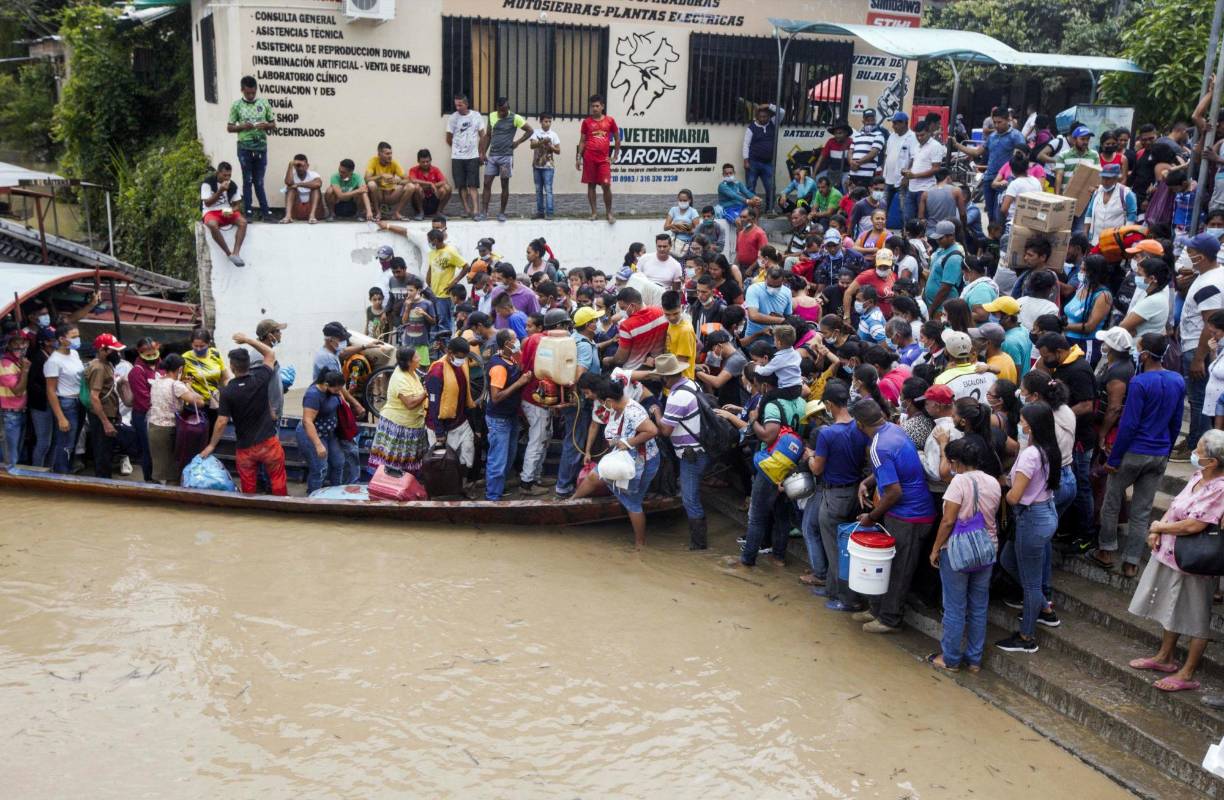 En las zonas de embarcadero se aprecia la ola de personas que buscan cruzar el río para ponerse a salvo. FOTO: JULIO CÉSAR HERRERA.
