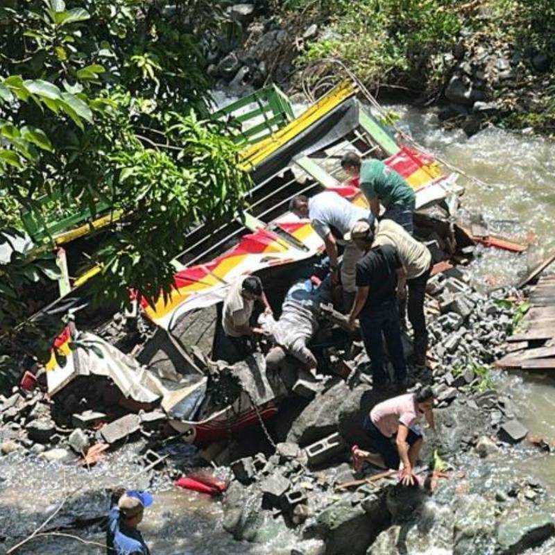 Así quedó el bus escalera accidentado en una vereda del municipio de Buriticá, Occidente antioqueño. Iban dos personas en el vehículo. FOTO: CORTESÍA