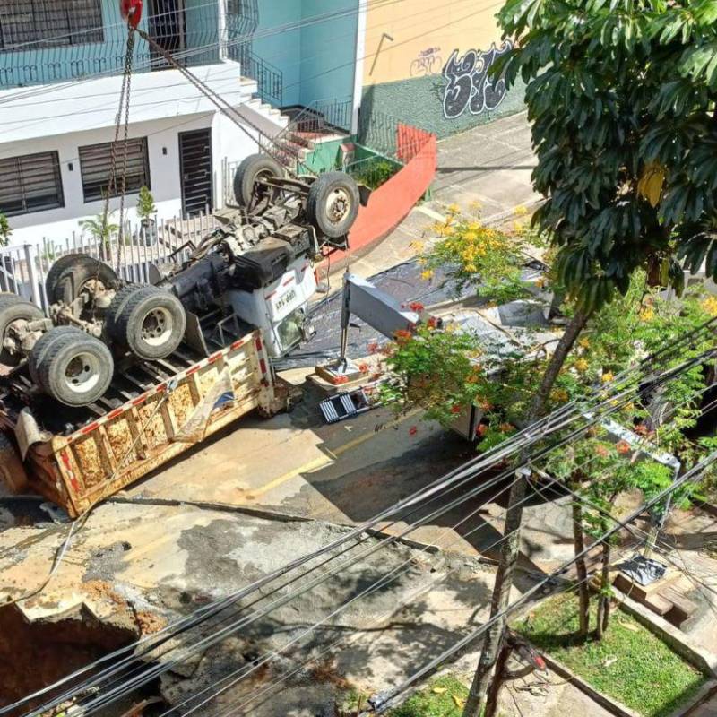 Así quedó la volqueta que había caído a un hueco en el barrio Los Ángeles, centro de Medellín, luego de ser extraída con una grúa pluma en la mañana de este miércoles. FOTO: CORTESÍA