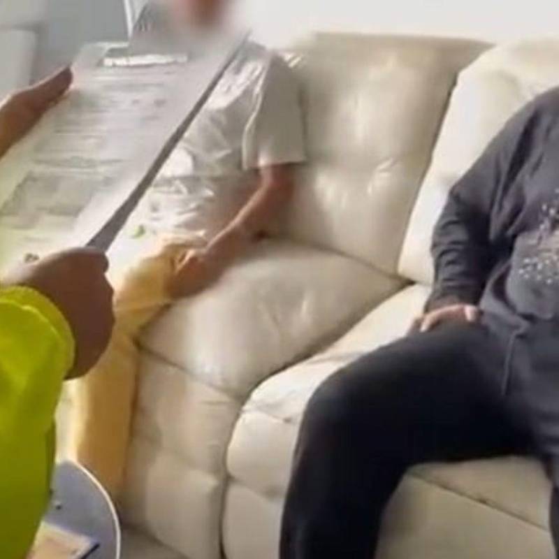 Este es el momento cuando los agentes de la Policía Metropolitana les realizan el procedimiento de captura al extranjero y a la otra persona por porte y tráfico de estupefacientes. FOTO: CORTESÍA POLICÍA METROPOLITANA