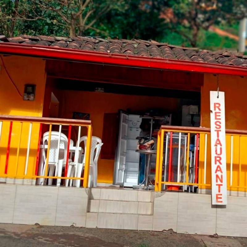 Así quedó este restaurante de la zona urbana de Andes, luego de que los delincuentes ingresaran y se robaran toda la carne. FOTO: CORTESÍA CONEXIÓN SUR