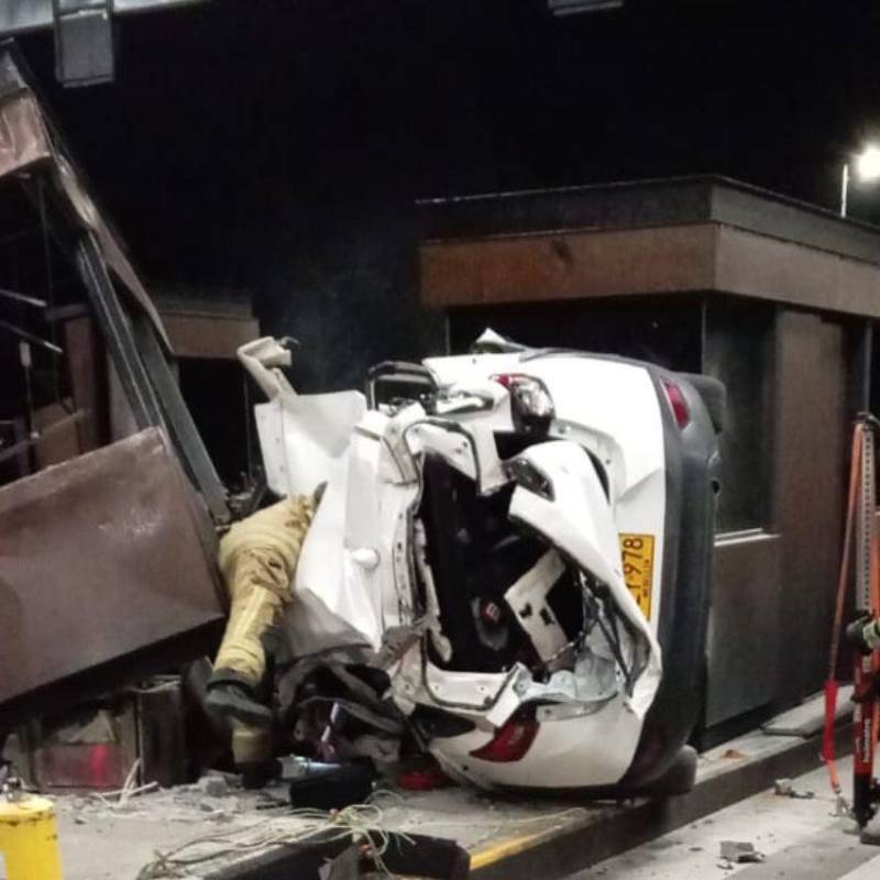 Así quedó la camioneta implicada en el accidente de tránsito que ocurrió en la madrugada de este viernes en el peaje de acceso del tramo Rionegro-Medellín. En este hecho murió Miguel Sanín Jaramillo, de 20 años, conductor del vehículo. FOTO: CORTESÍA MI ORIENTE
