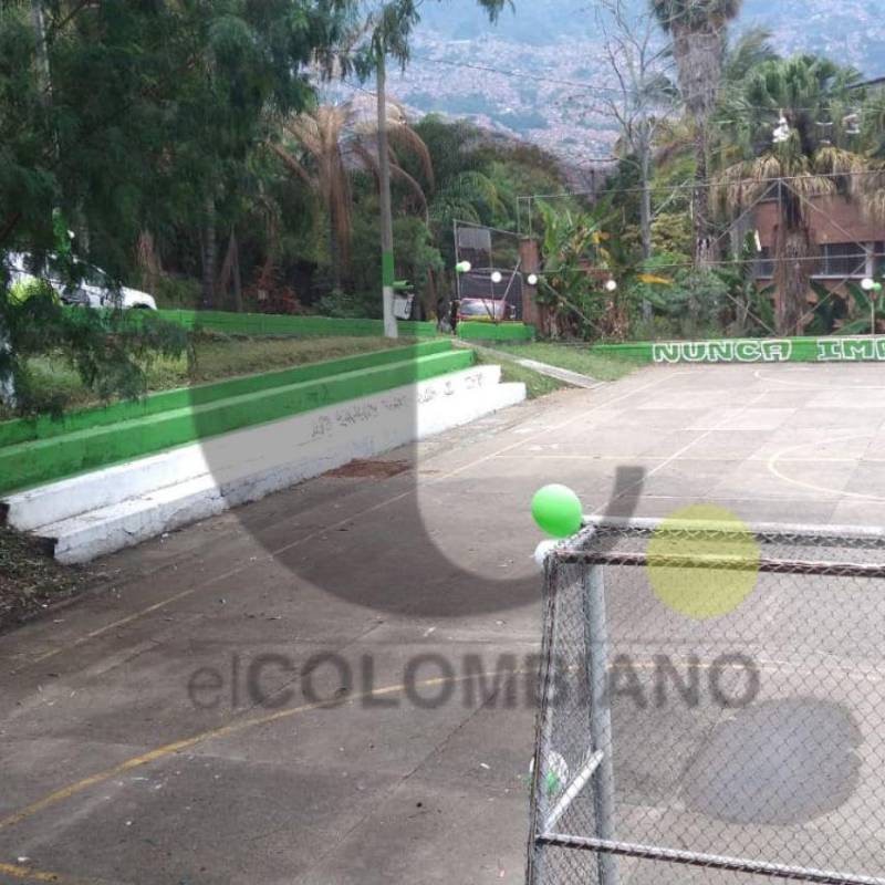 En las tribunas de este escenario deportivo se produjo el tiroteo que dejó una persona muerta y cuatro lesionadas en el barrio Belalcázar, de Medellín. FOTO: GUILLERMO LEÓN OSPINA MUÑOZ