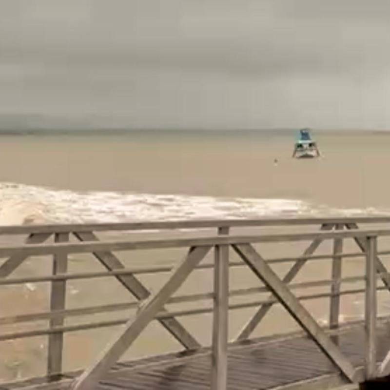 Así estaba el mar de Necoclí, en el Urabá antioqueño, por cuenta de las fuertes lluvias y otros fenómenos climáticos, razón que llevó a que no se permitiera el uso de las playas. FOTO: CORTESÍA