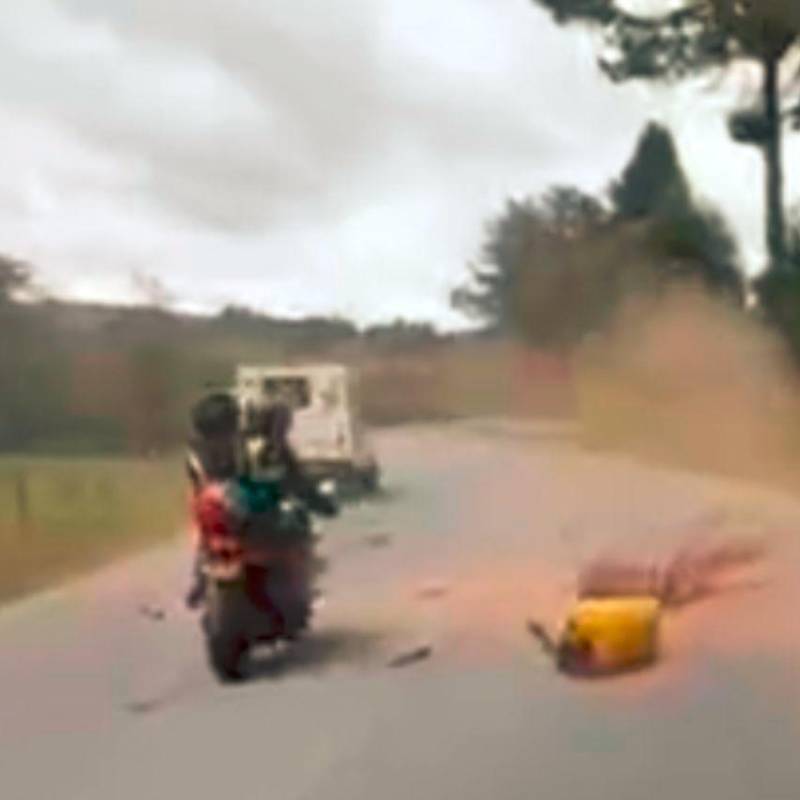En un video, que estaba tomando un motociclista, quedó registrado el momento exacto en el que la ambulancia tomó la curva por el carril contrario, provocando la colisión frontal con la motocicleta. FOTO: CORTESÍA