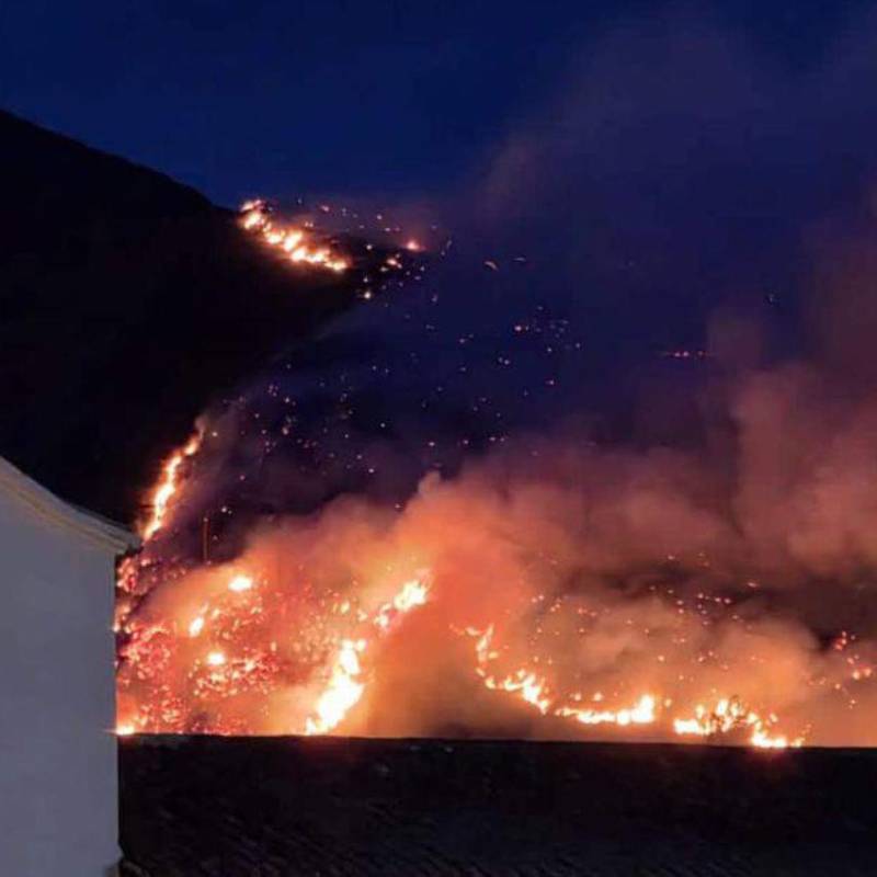 Así se ve la conflagración que está consumiendo decenas de hectáreas del Cerro San Marcos, uno de los más importantes de Villa de Leyva. FOTO: CORTESÍA