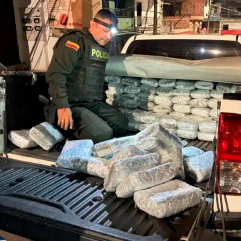 Esta era la camioneta interceptada por las autoridades con más de media tonelada de marihuana en La Maruchenga, Bello. FOTO: CORTESÍA POLICÍA METROPOLITANA