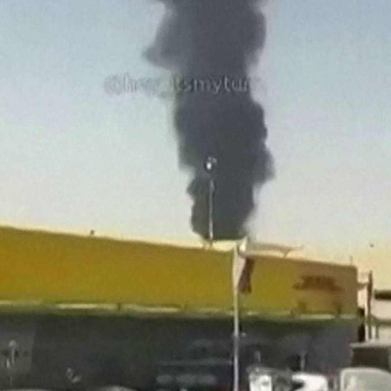 Estas fueron las llamas que se vieron cerca del aeropuerto de Riad, Arabia Saudita, luego de los bombardeos de los huties de Yemen. FOTO: AFP