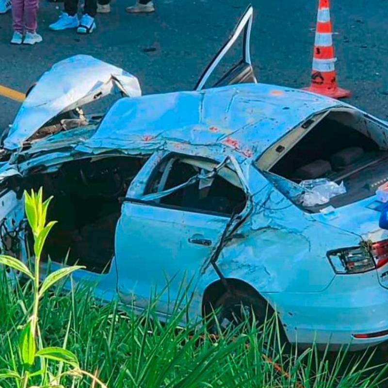 Así quedó el vehículo tras el aparatoso accidente que se registró en la vía Medellín-San Jerónimo, y que dejó dos personas fallecidas. FOTO: CORTESÍA TELEREGIÓN