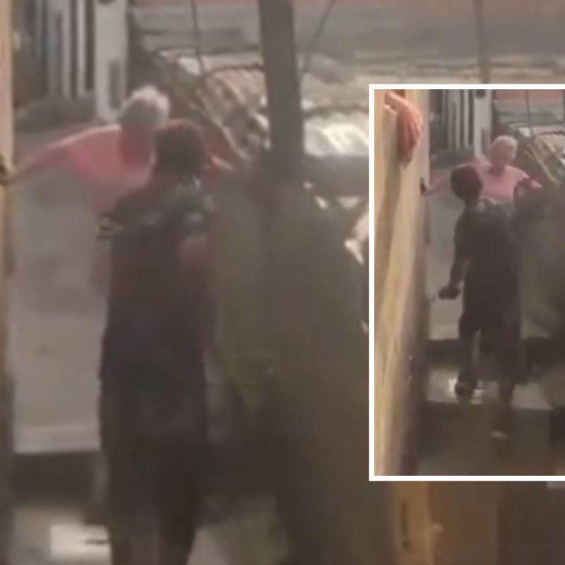 En un video difundido por redes sociales se conoció como un joven maltrata a una adulta mayor con un ventilador por no darle dinero en un callejón de Medellín. FOTO: TOMADA DE VIDEO