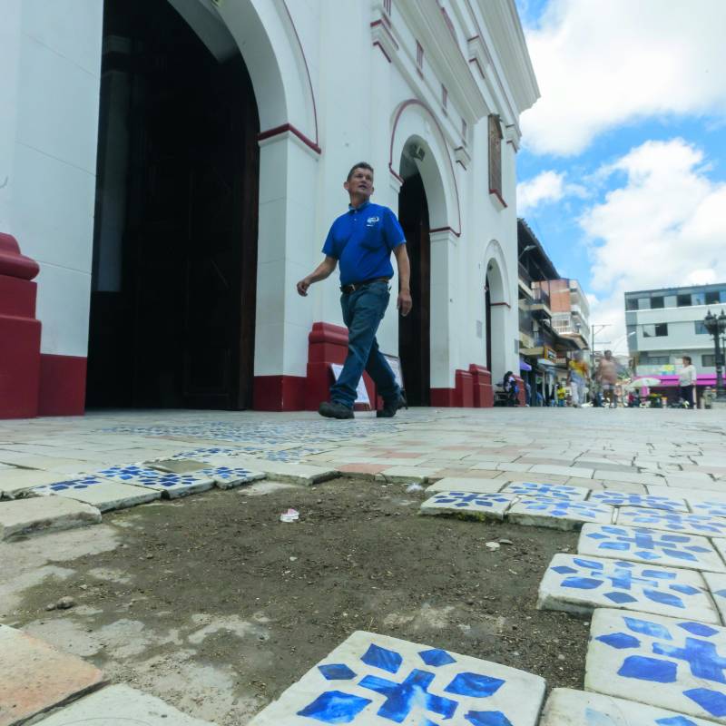 Al caminar por el templo, con la mirada en el suelo, se pueden contar fracturas a cada paso. Un andamio tubular está favoreciendo los daños. Foto: Camilo Suárez 