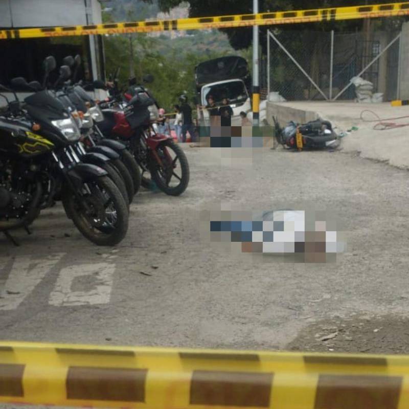 Los dos hombres quedaron muertos dentro del establecimiento comercial. La intervención de las autoridades permitió la captura de los responsables. FOTO: CORTESÍA