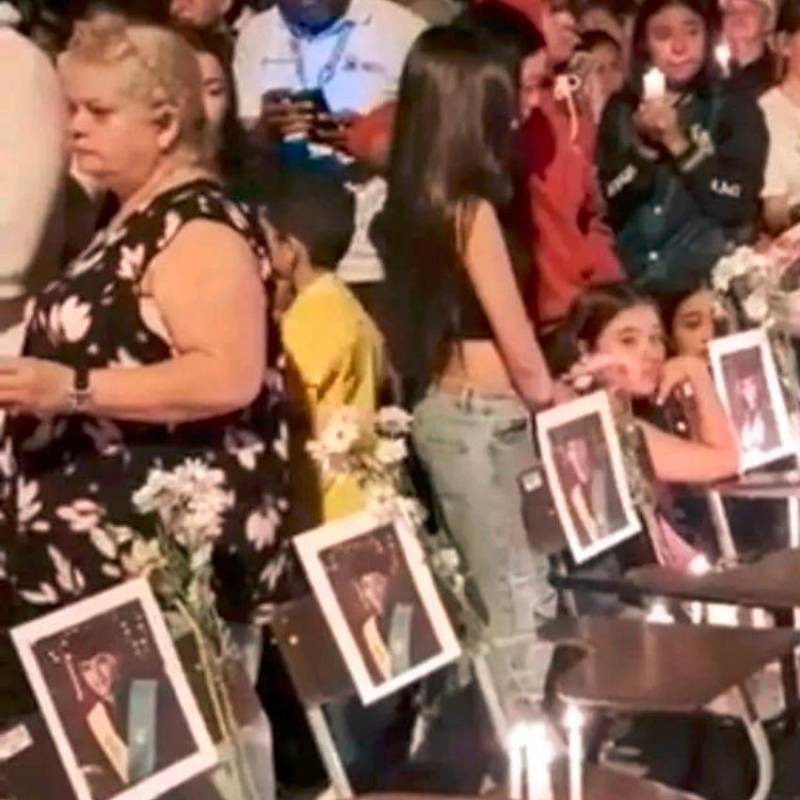 Con las fotos de los estudiantes fallecidos sobre los pupitres en los cuales estuvieron hasta hace dos semanas, el Liceo Antioqueño, de Bello, le rindió homenaje a los fallecidos en el accidente en Remedios, Nordeste antioqueño. FOTO: CORTESÍA