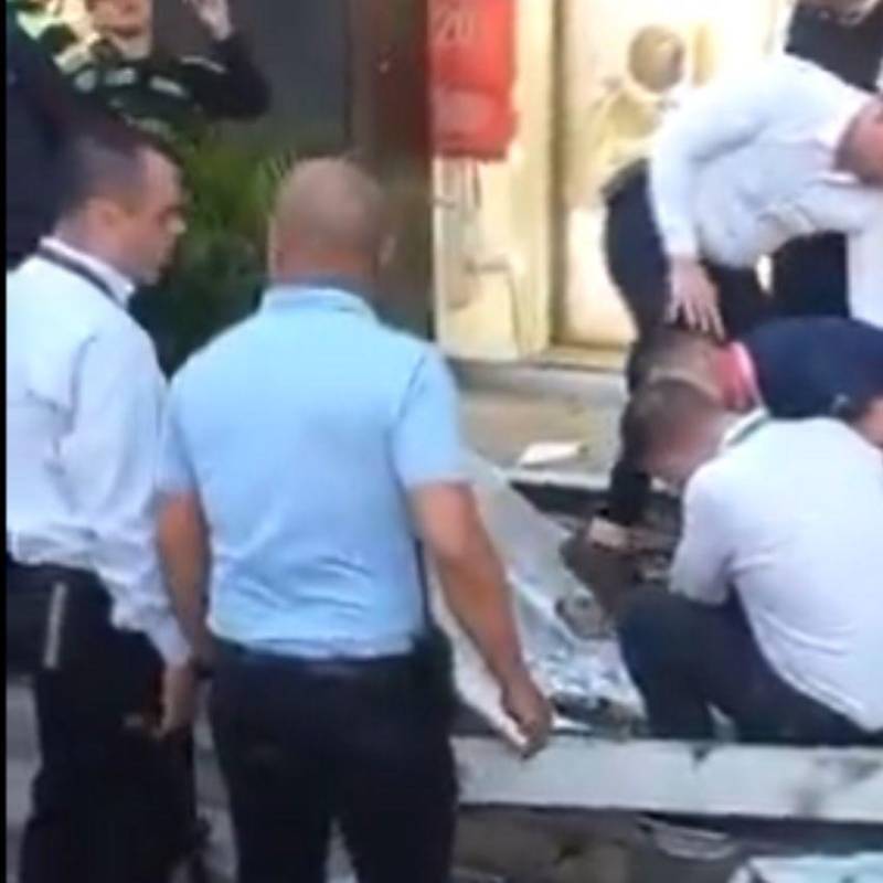 Personal de atención del centro comercial Mayorca atendieron a la persona lesionada por el colapso de una estructura. FOTO: CORTESÍA