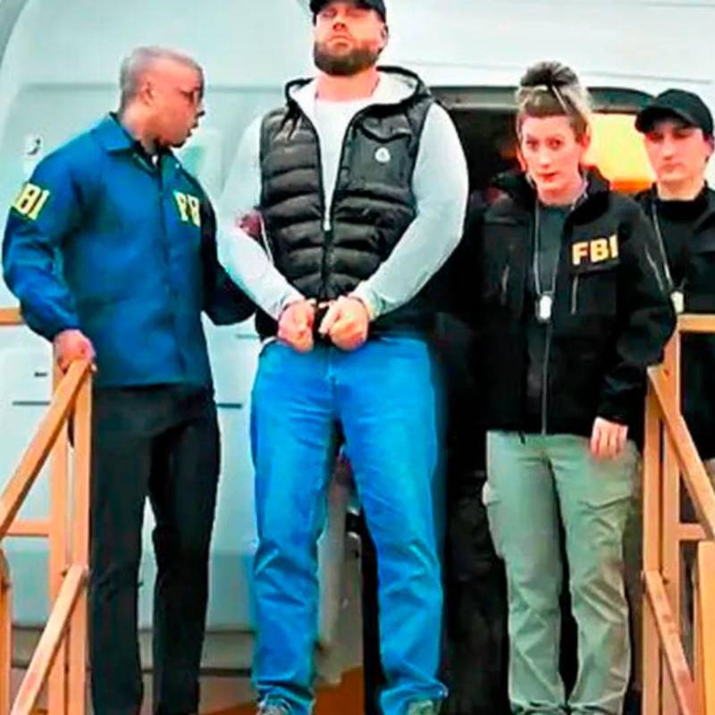 Ryan James Wedding fue trasladado por equipos especiales del FBI hacia Los Ángeles, Estados Unidos, donde se le iniciará el proceso judicial en su contra por los delitos cometidos por la red que lideraba. FOTO: CORTESÍA