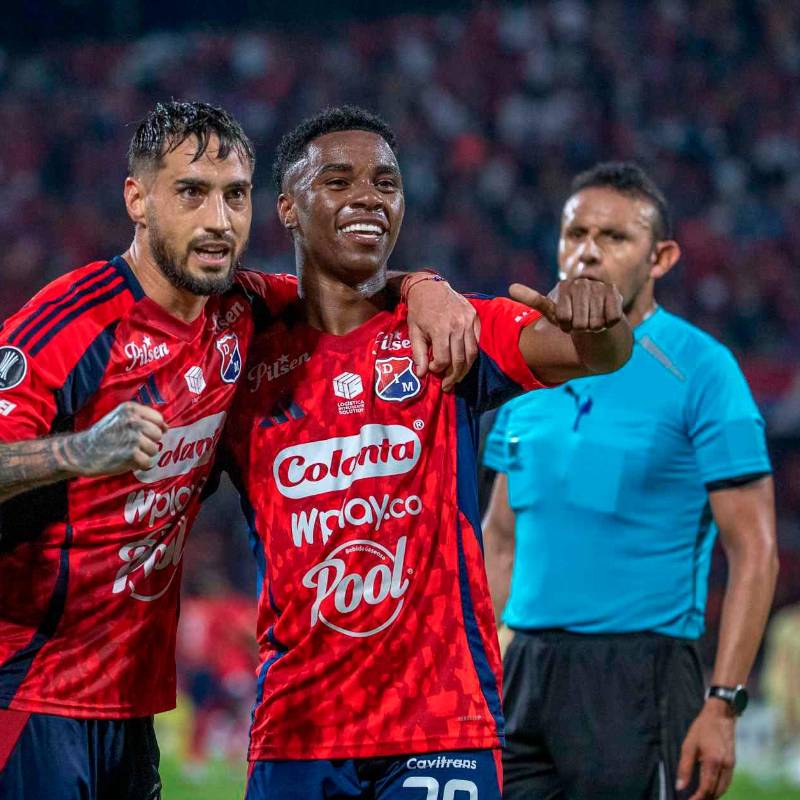 El polaco Francisco Fydriszewski junto a Jhon Montaño celebran el gol con el que el DIM venció a Cusco en el Atanasio Girardot. FOTO MANUEL SALDARRIAGA 