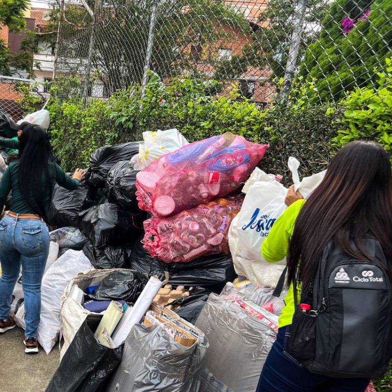 Solo en Bello se lograron recolectar 2,8 toneladas de reciclaje y se entregaron uniformes para los niños para que participen en los clasificatorios del Baby Fútbol. FOTOS: CORTESÍA