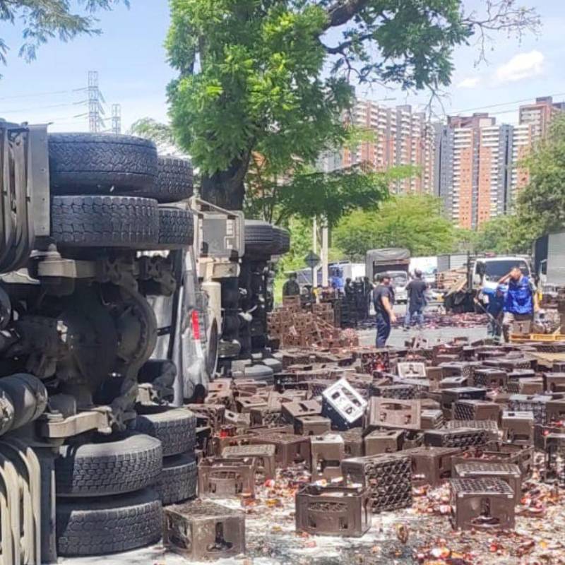 Así quedó el camión de cerveza que se volcó a la altura del barrio Navarra, de Bello. Autoridades no reportan personas lesionadas inicialmente. FOTO: CORTESÍA