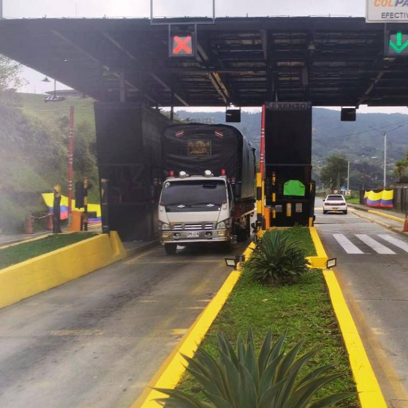 Así estaba el peaje en la mañana de este jueves. No había presencia de funcionarios en las casetas y los vehículos lo cruzaban libremente. FOTO: CORTESÍA