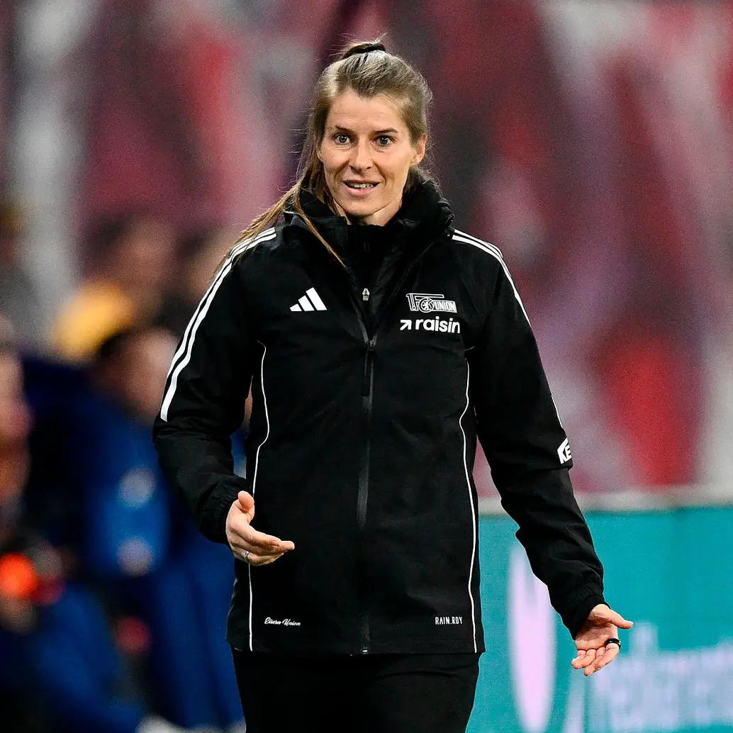 Marie-Louise Eta se convirtió en la primera mujer en dirigir un equipo masculino de primera división. FOTO GETTY