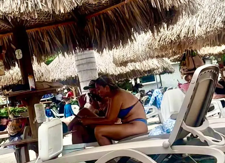 Jaime Andrés Beltrán, ministro de Vivienda junto a su familia de vacaciones en Santa Marta. FOTO: @VillanueAle.