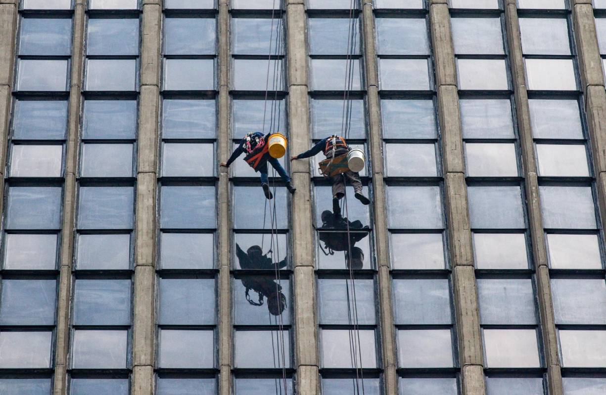 Los vidrios de los 36 pisos reciben por estos días una limpieza profunda. Fotos Jaime Pérez