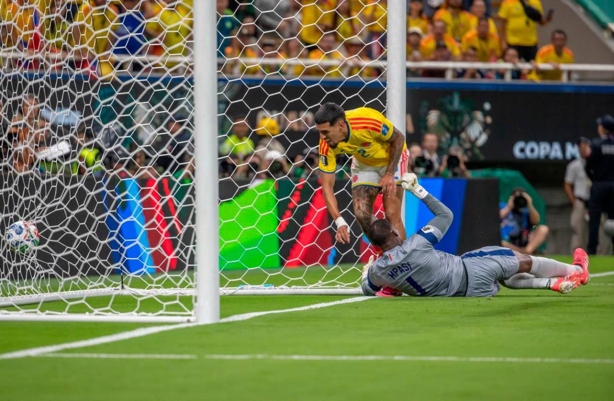 El futbolista antioqueño Daniel Muñoz fue figura en el partido ante Congo. Anotó un gol en fuera de lugar y erró un par de opciones claras. Foto: Juan Antonio Sánchez
