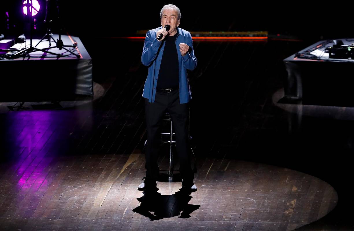 Perales interpretó esos éxitos suyos que han sonado en la radio por tantos años: Quisiera decir tu nombre, Y te vas, Qué pasara mañana y la que reveló es su canción más querida, Que canten los niños. Foto: Manuel Saldarriaga Quintero.