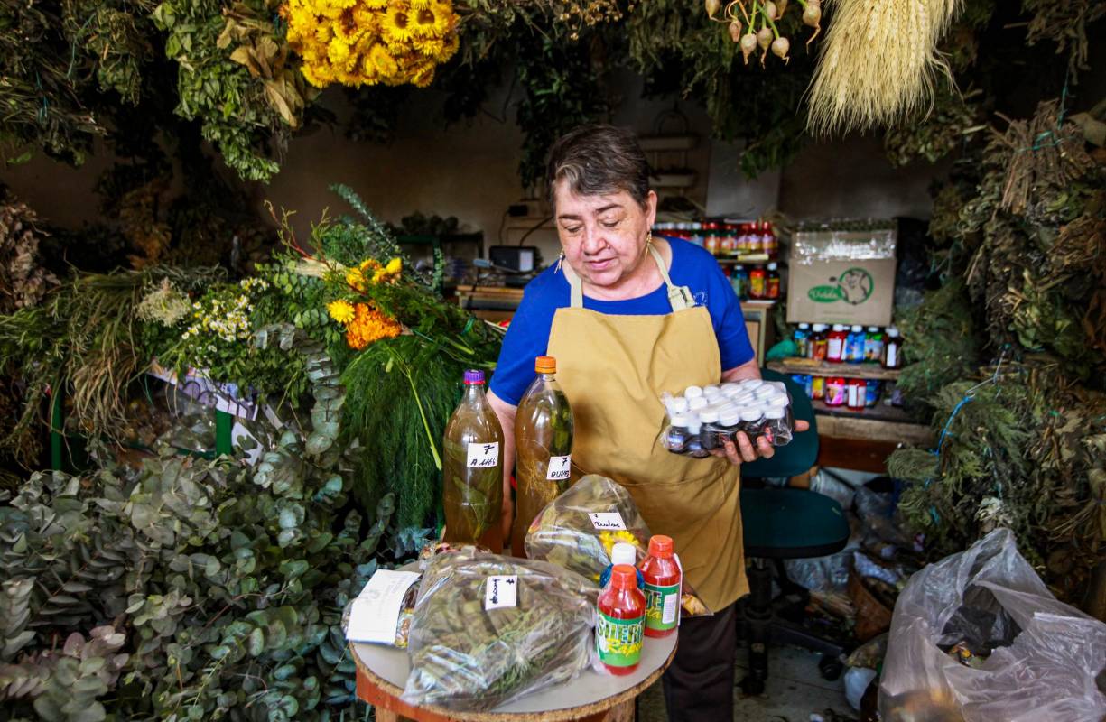 En la Placita de Flórez también abundan locales con hierbas, riegos y esencias. Los productos son los mismos que se venden en otros puntos de la ciudad, pero es atendido con más amor, afirma Nancy Chaverra. Foto: MANUEL SALDARRIAGA QUINTERO.