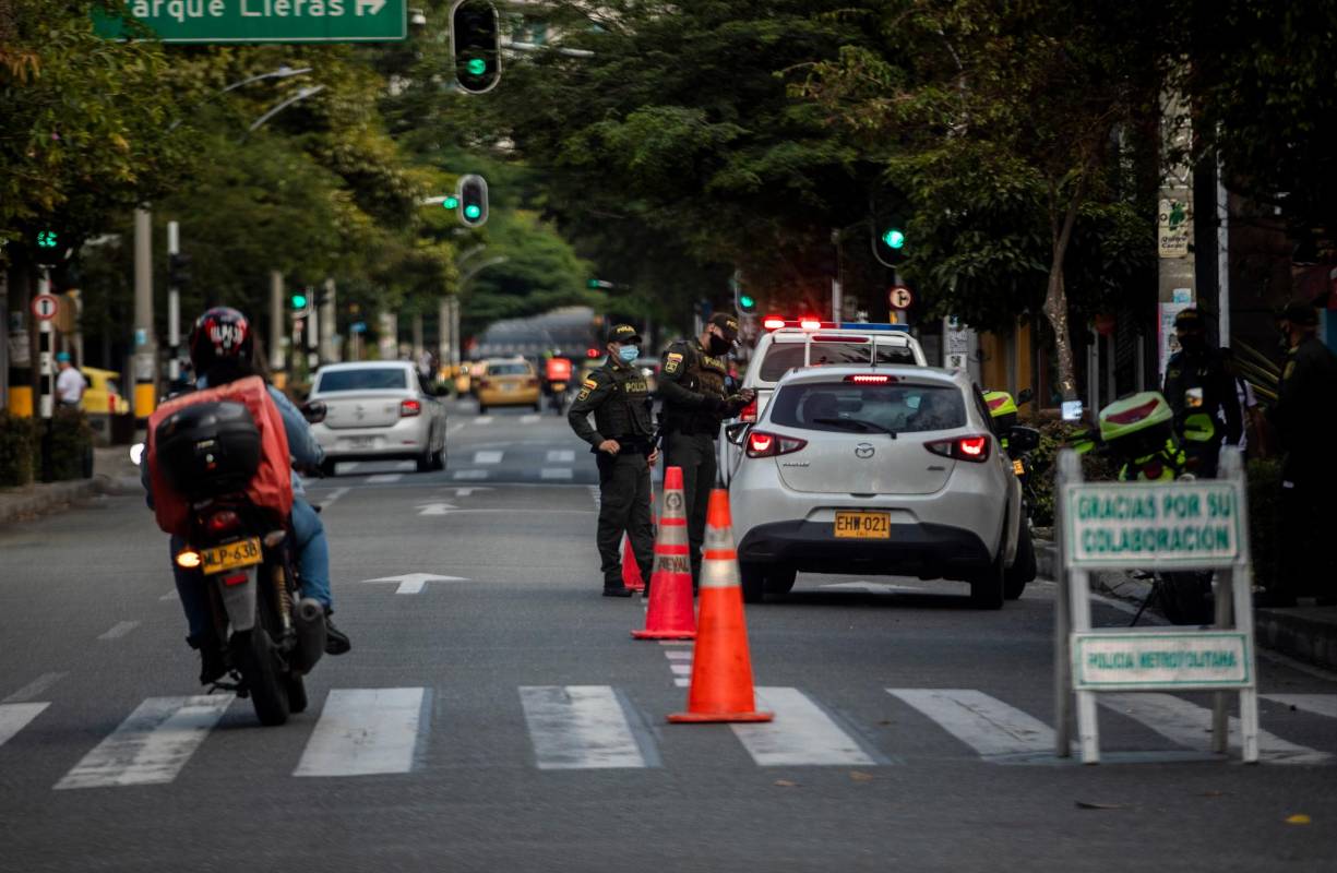 Reten de policía avenida el poblado con la 10. Foto: Camilo Suárez