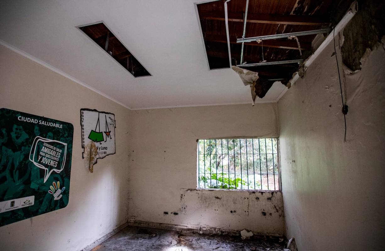 Hasta los techos y lamparas fueron víctimas de los vándalos. FOTO: Jaime Pérez