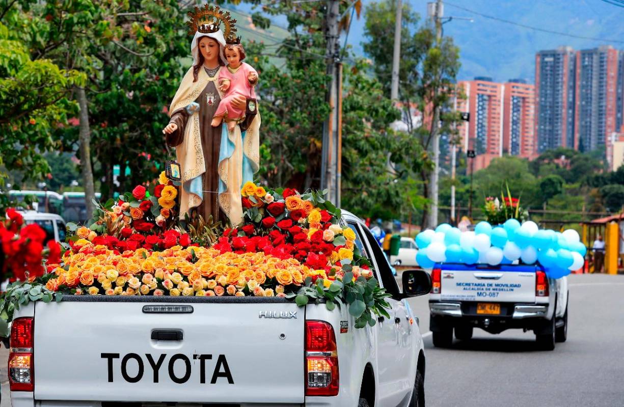 Como ya es tradición, el gremio de los transportadores decoran sus vehículos con cintas y flores para celebrar la fecha de la Virgen del Carmen. Foto: Jaime Pérez