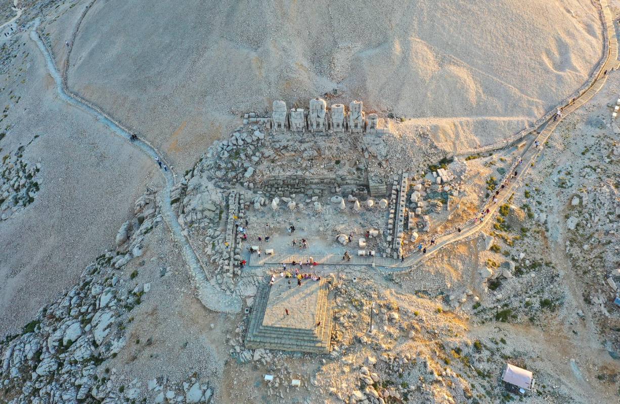  Turistas de todos los rincones del mundo visitan la tumba-santuario en la cima del monte Nemrut en la provincia de Adiyaman, Turquía. Fotos Getty. Fotos Getty