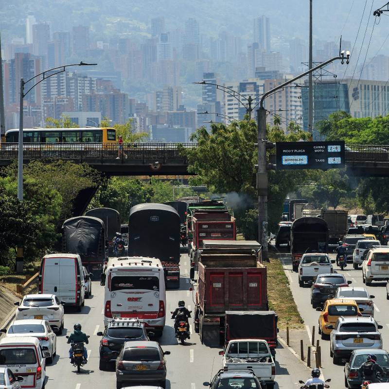 Descripción: Fotografías de pico y placa y congestiones en el sector del soterrado de Parques del Río. Fecha de evento: 21/02/2024 Foto: Andrés Camilo Suárez Echeverry