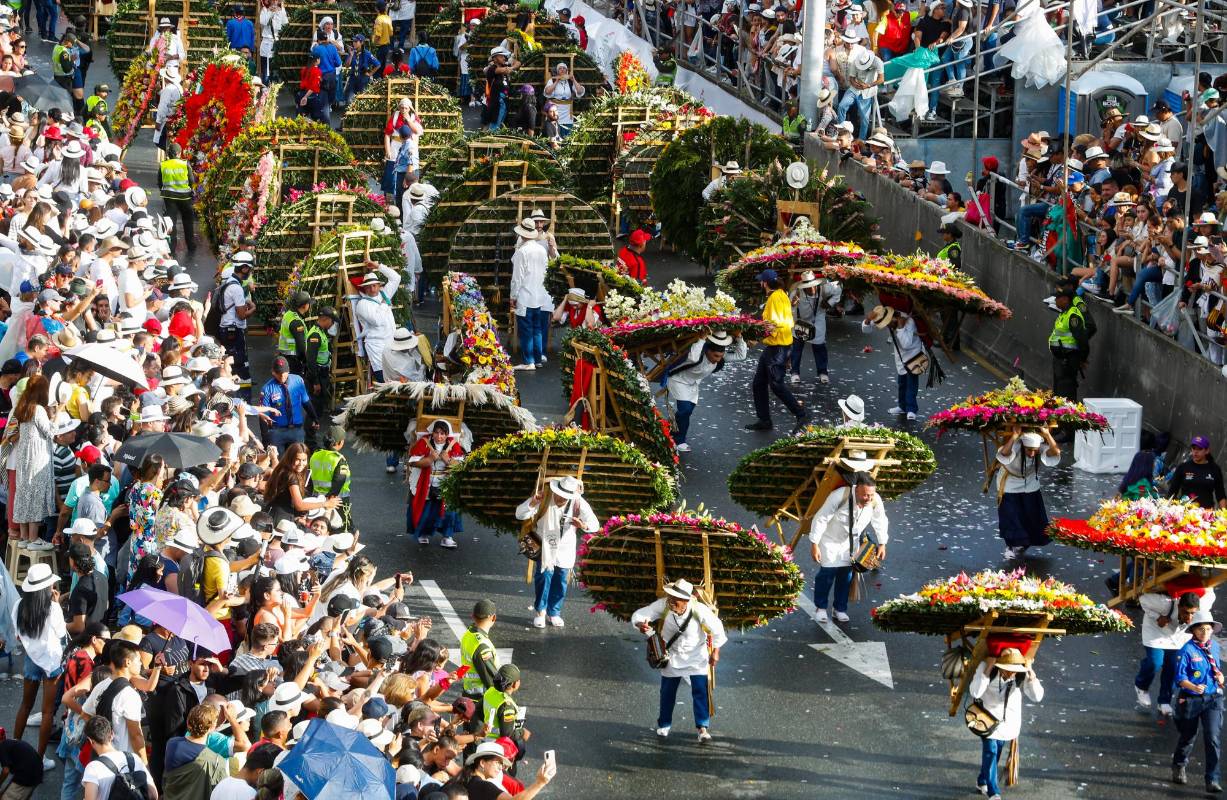 Los silleteros regresaron a ellas para festejar junto a cientos de ciudadanos locales y extranjeros una nueva versión del evento más importante y tradicional de la Feria de las Flores. Foto: MANUEL SALDARRIAGA QUINTERO.